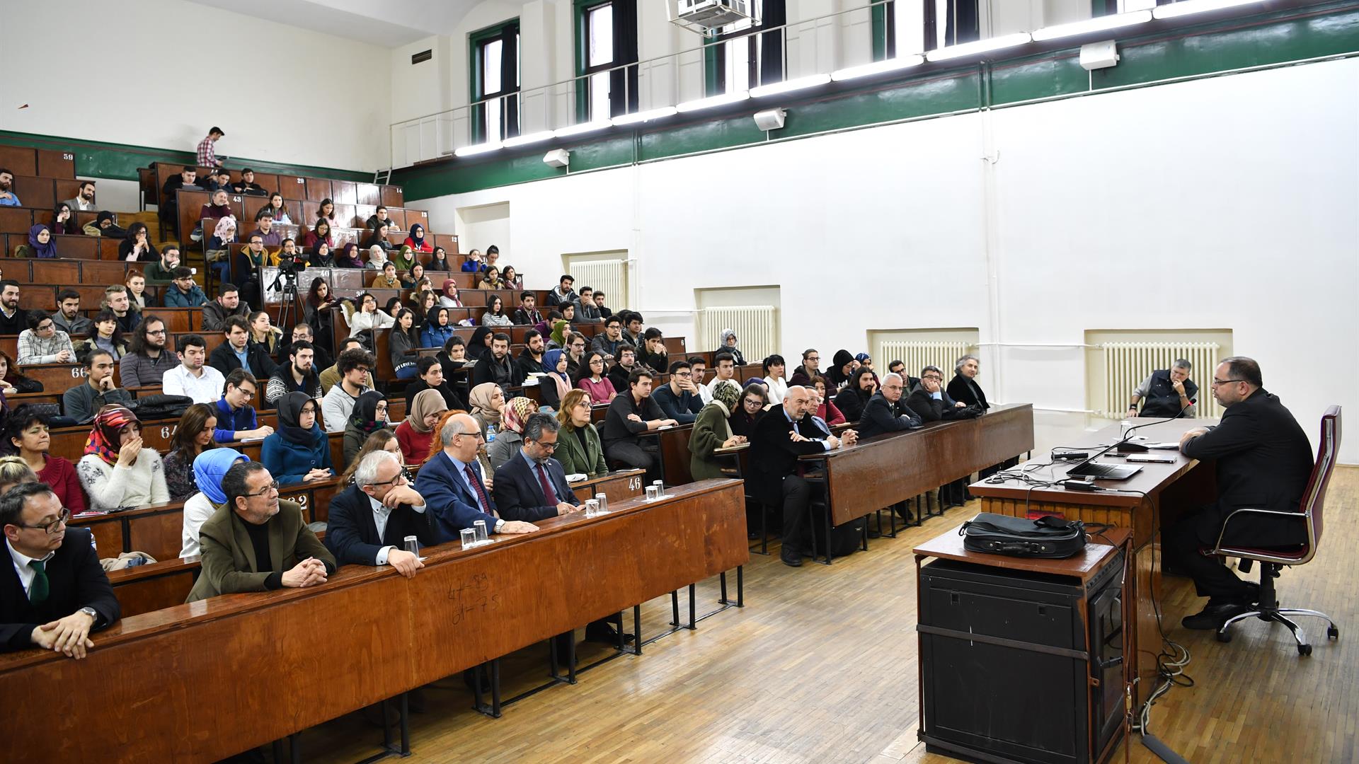 İÜ-Edebiyat-Fakültesi-Konferansları’nın-10.’su-“Antik-Çağdan-Günümüze-İstanbul”-Teması-ile-Gerçekleştirildi