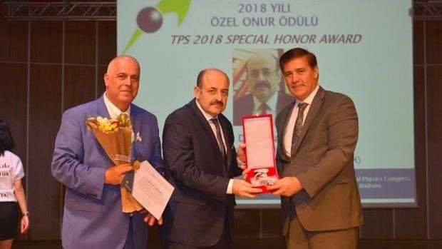 YÖK-Başkanı-Prof.-Dr.-Yekta-Saraç’a-“Türk-Fizik-Derneği-2018-Yılı-Özel-Onur-Ödülü”-Takdim-Edildi
