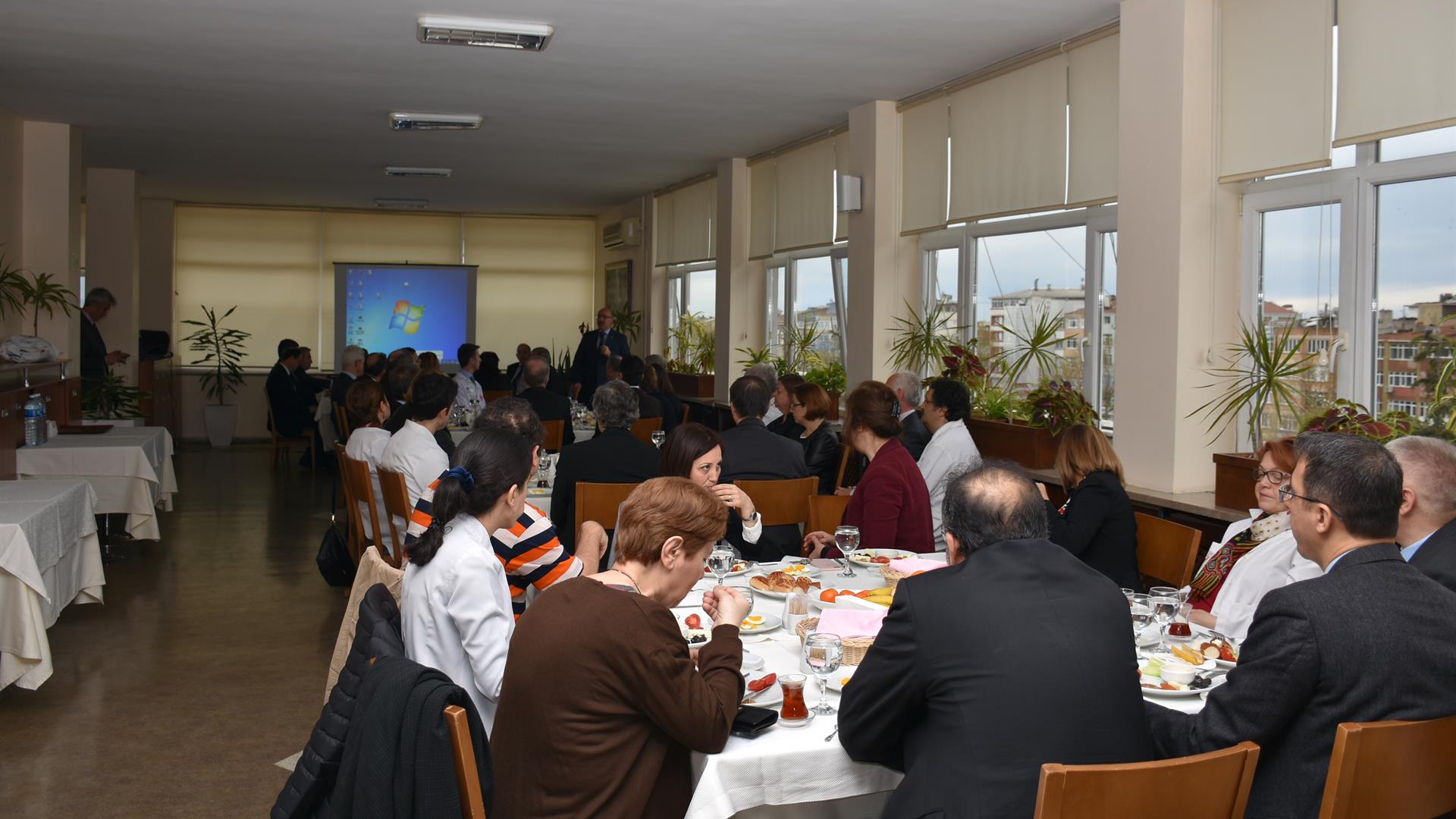 İÜ-Rektörü-Prof.-Dr.-Mahmut-Ak-İÜ-İstanbul-Tıp-Fakültesi-Öğretim-Üyeleri-İle-Toplantı-Gerçekleştirdi